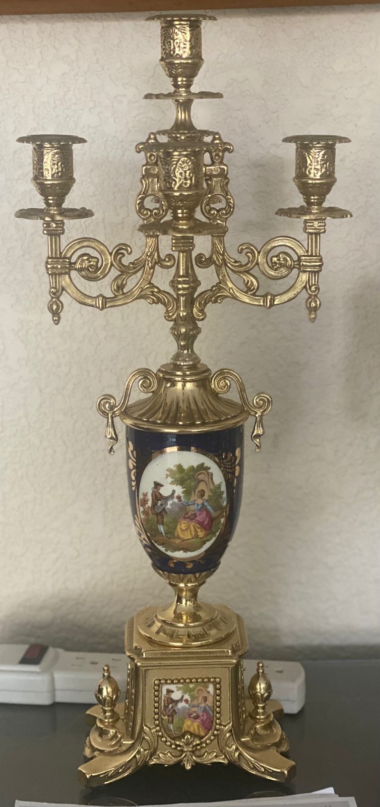 Par de candelabros de porcelana italiana
