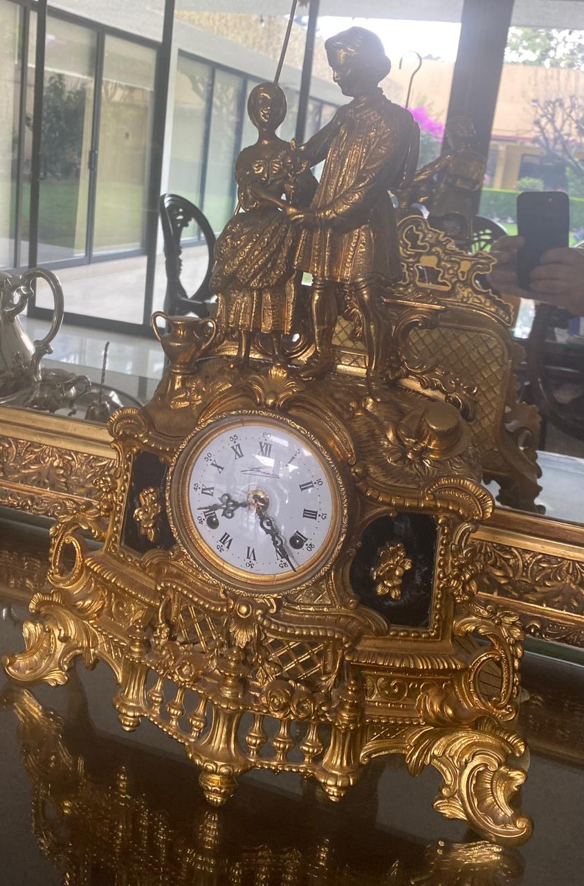 Figuras y reloj en bronce